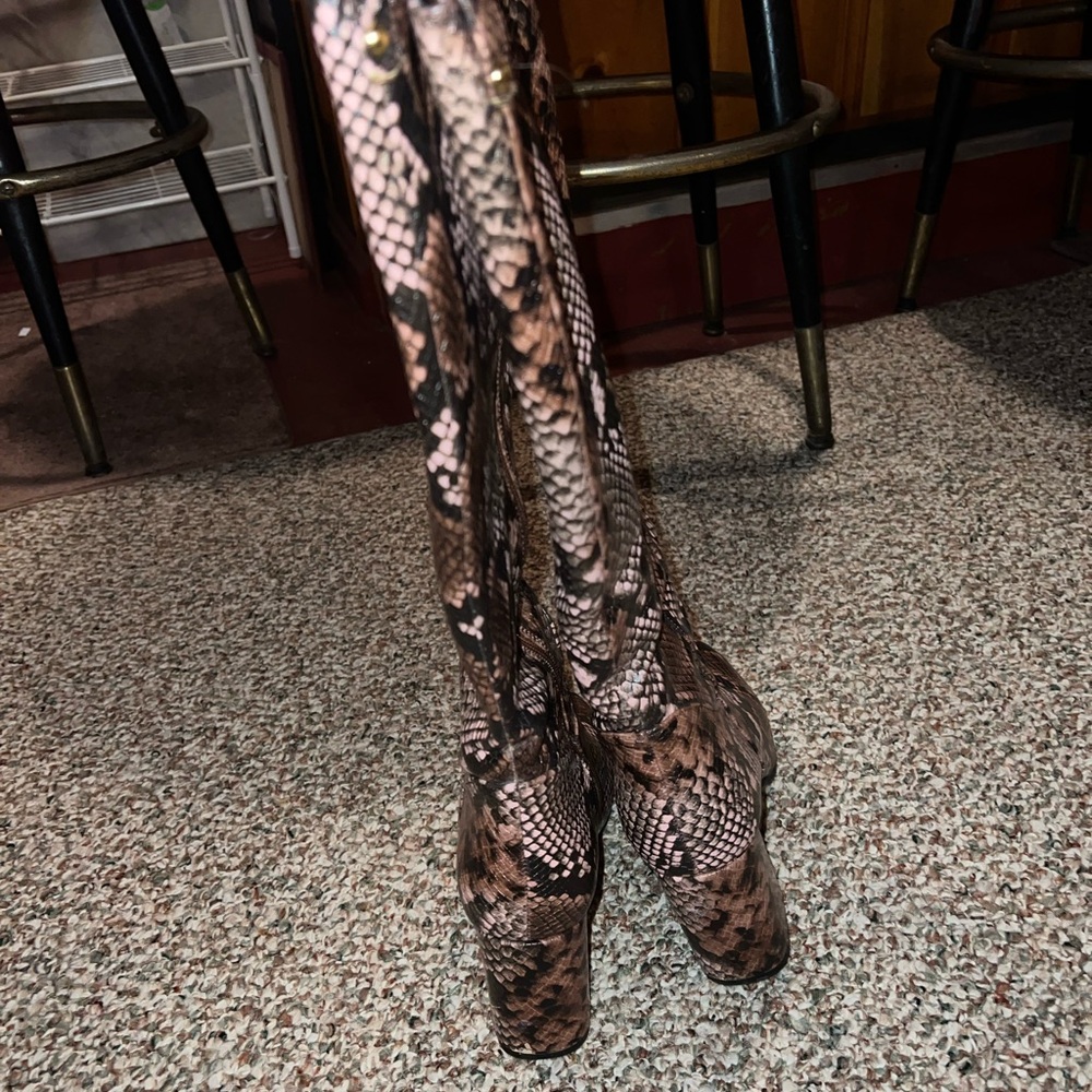 Snakeskin Pattern Knee-High Boots - Picture 5 of 5